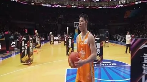 激情对决！利物浦与桑德兰半场僵局，麦卡利斯特击中门框，索博神扑频现惊险瞬间